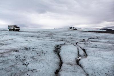 Stunning Icelandic Landscape Featuring Mountains and Blue Sky – Free Download