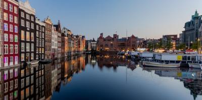 Stunning Amsterdam Damrak Panorama Reflection – Free Download