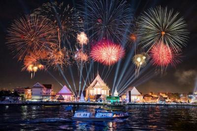 Cruise Sightseeing with Colorful Fireworks and Light Show at Wat Kalayanamit Temple, Bangkok