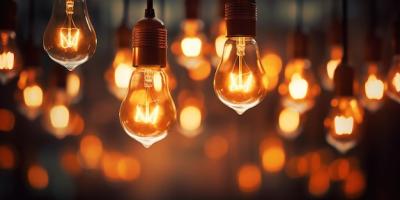 Cozy Amber Glow from Warm Filament Bulbs in a Dimly Lit Room – Free Stock Photo