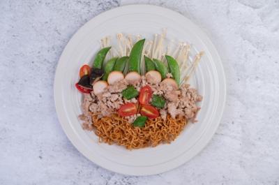 Stir-Fried Noodles with Minced Pork, Edamame, Tomatoes, and Mushrooms – Free Stock Photo for Download