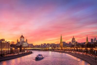 Moscow’s Scarlet Glow: Free Stock Photo for Download