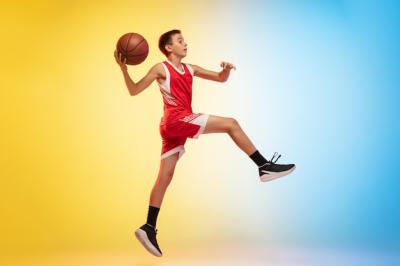 Young Basketball Player Portrait on Gradient Background – Free Stock Photo for Download