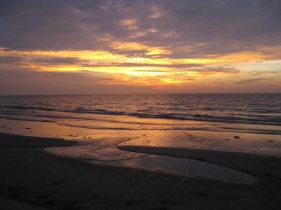 Stunning Beach and Ocean Sunset under a Colorful Sky – Free Stock Photo for Download