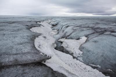 Stunning Icelandic Landscape Featuring Majestic Mountains and Vibrant Green Grass – Free Download