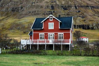 Stunning Iceland Landscape: Majestic Mountains, Blue Skies, and Lush Green Grass – Free Download