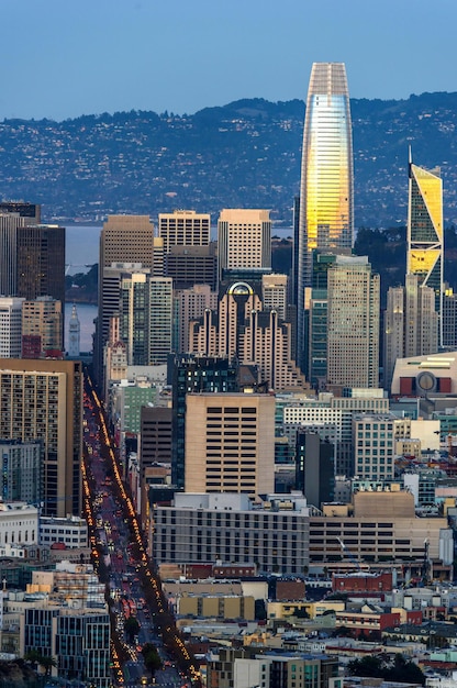 Dawning Urban Energy: 4K Image of Los Angeles Downtown and Morning Traffic at Sunrise – Free Download