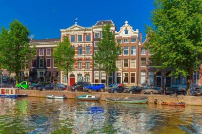 Amsterdam Canals and Iconic Dutch Houses: Free Stock Photo for Download