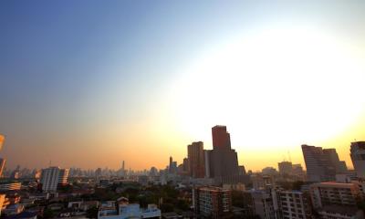 Tall Buildings in Bangkok at Sunset: Stunning Rooftop Views â Free Download