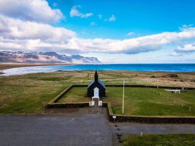 Charming Black Church by the Ocean in Iceland with Scenic Coastal Landscape – Free Stock Photo Download