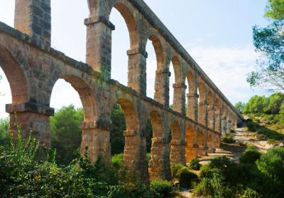 Explore the Stunning Roman Aqueduct in Tarragona – Free Stock Photo for Download