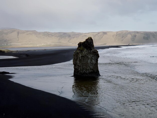 Stunning Rocky Beach Landscape – Free Download for Stunning Stock Photos