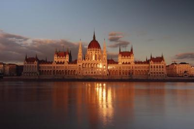 Stunning Waterfront Views of Budapest’s Parliament – Free Download