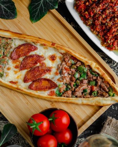 Mixed Pide with Meat, Sausage, and Vegetables – Free Stock Photo for Download