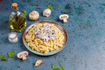 Fusilli Pasta with Mushrooms and Chicken â Free Stock Photo for Download