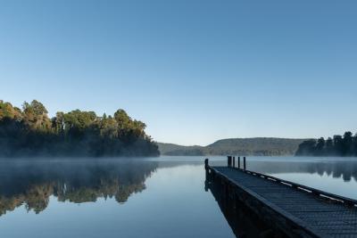 Lake Mapourika in New Zealand: Stunning Green Scenery – Free Download