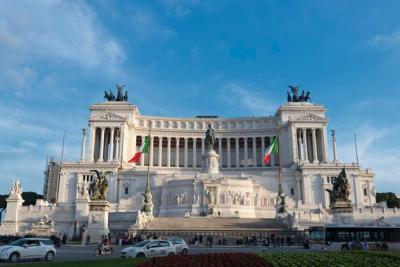 Discover the Iconic Rome Unknown Soldier Building at Sunset – Free Stock Photo Download