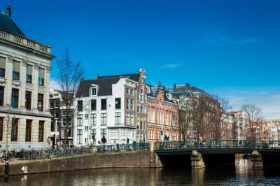 Explore the Canals and Stunning Architecture of Amsterdam’s Old Central District – Free Download