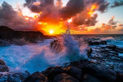 Stunning Rock Formations at Sunset by the Sea in Queens Bath, Kauai, Hawaii – Free Stock Photo for Download