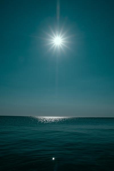 Serene Sea Reflection Under a Clear Blue Sky – Free Stock Photo for Download