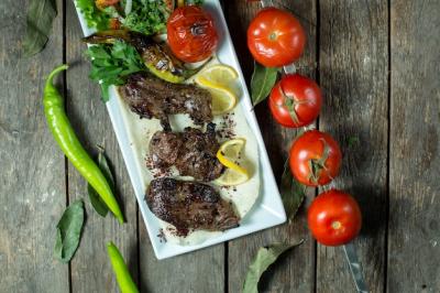 Delicious Beef Kebab Platter with Onions, Grilled Tomato, and Pepper – Free Download