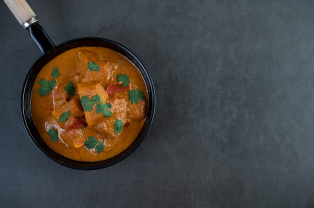 Massaman Curry in a Frying Pan on Cement Background – Free Stock Photo for Download