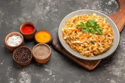 Side Close-Up View of Cabbage in Bowl with Colorful Spices – Free Stock Photo for Download