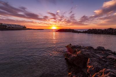 Breathtaking Sunset and Colorful Cloud Reflections in the Sea – Free Download, Free Stock Photo