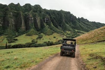 Stunning Panorama View of a Jeep Car in Hawaii – Free Download