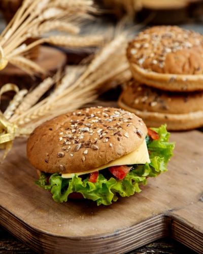 Delicious Sandwich with Lettuce, Cheese, Tomato, and Seeded Bread – Free Download