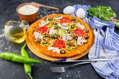 Spicy Mushroom Pizza with Red Tomatoes, Bell Peppers, Olives, and Eggs – Free Stock Photo for Download