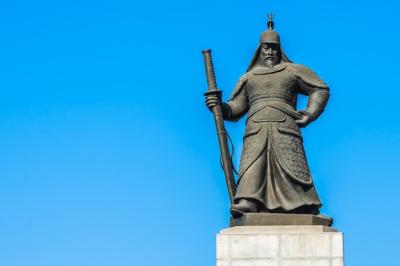 Beautiful Statue of Admiral Yi Sun Shin – Free Download