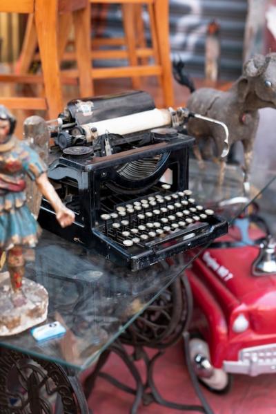 High Angle Shot of Vintage Typewriter at Second-Hand Market – Free Download