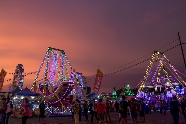 Illuminated Amusement Park at Sunset – Free Stock Photo for Download