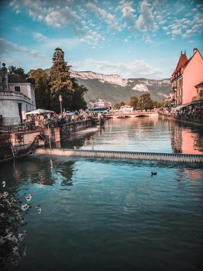 Stunning Body of Water Surrounded by Houses and Distant Mountains – Free Download