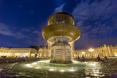 Stunning Illuminated Fountain at Dusk – Free to Download