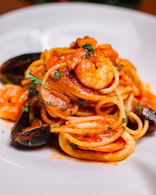 Seafood Spaghetti with Mussels, Shrimp, Tomato Sauce, and Parsley – Free Stock Photo for Download