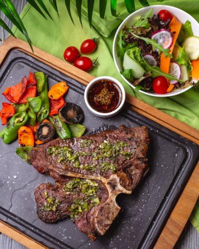 Bone Steak with Grilled Vegetables and Salad – Free Stock Photo for Download