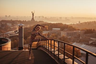 Yoga Practice on Skyscraper Rooftop in Urban Setting – Free to Download