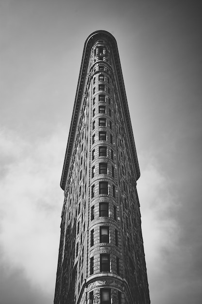 Curious Low Angle Grayscale Photo of the Flatiron Building in Manhattan, New York City – Free Download