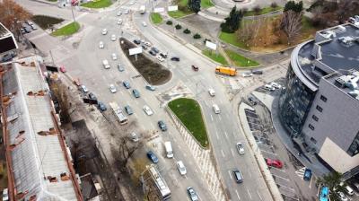 Aerial Drone View of Chisinau: Road with Moving Cars and Roundabout Intersection – Free Download