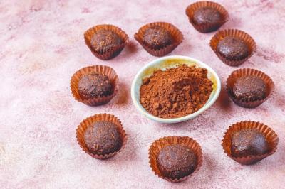 Chocolate Balls Coated in Cocoa Powder – Free Stock Photo for Download