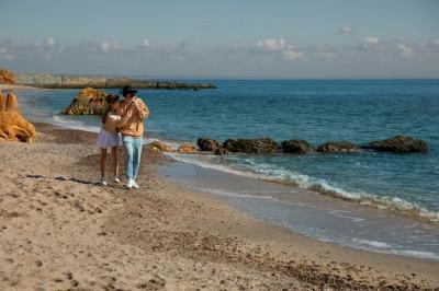 Romantic Couple at Seaside – Free Stock Photo for Download