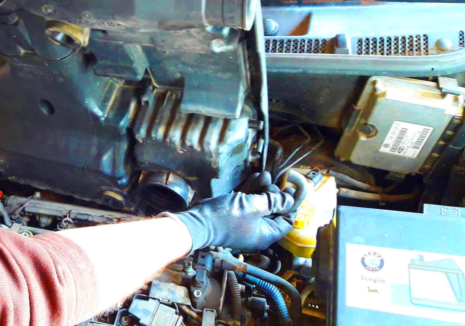 ENGINE COVER  HOW TO REMOVE AND RETURN IT ON A CAR