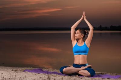 Serene Sunset Yoga on the Beach: Woman Practicing Asanas – Free Stock Photo Download