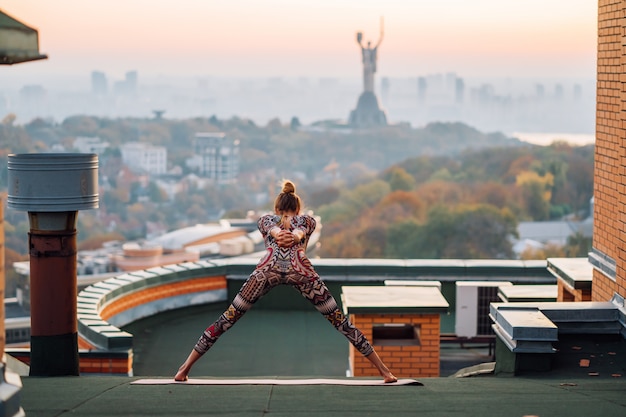 Yoga on Skyscraper Rooftop in Urban Setting – Free Stock Photo for Download