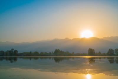 Stunning Sunrise Over Dal Lake in Kashmir, India – Free Stock Photo for Download