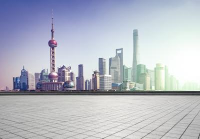 Stunning Pudong Skyline with Cloud Reflections – Free Download