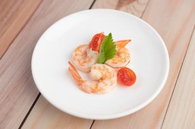 Fresh Shrimp and Half Tomatoes on a White Plate – Free Stock Photo for Download