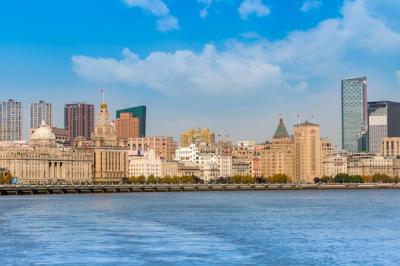 Charming Travel Nostalgia: Trolley Photos of Iconic Buildings – Free Download